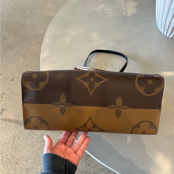 Louis Vuitton Monogram Reverse Giant OnTheGo MM - Picture 4 of 8